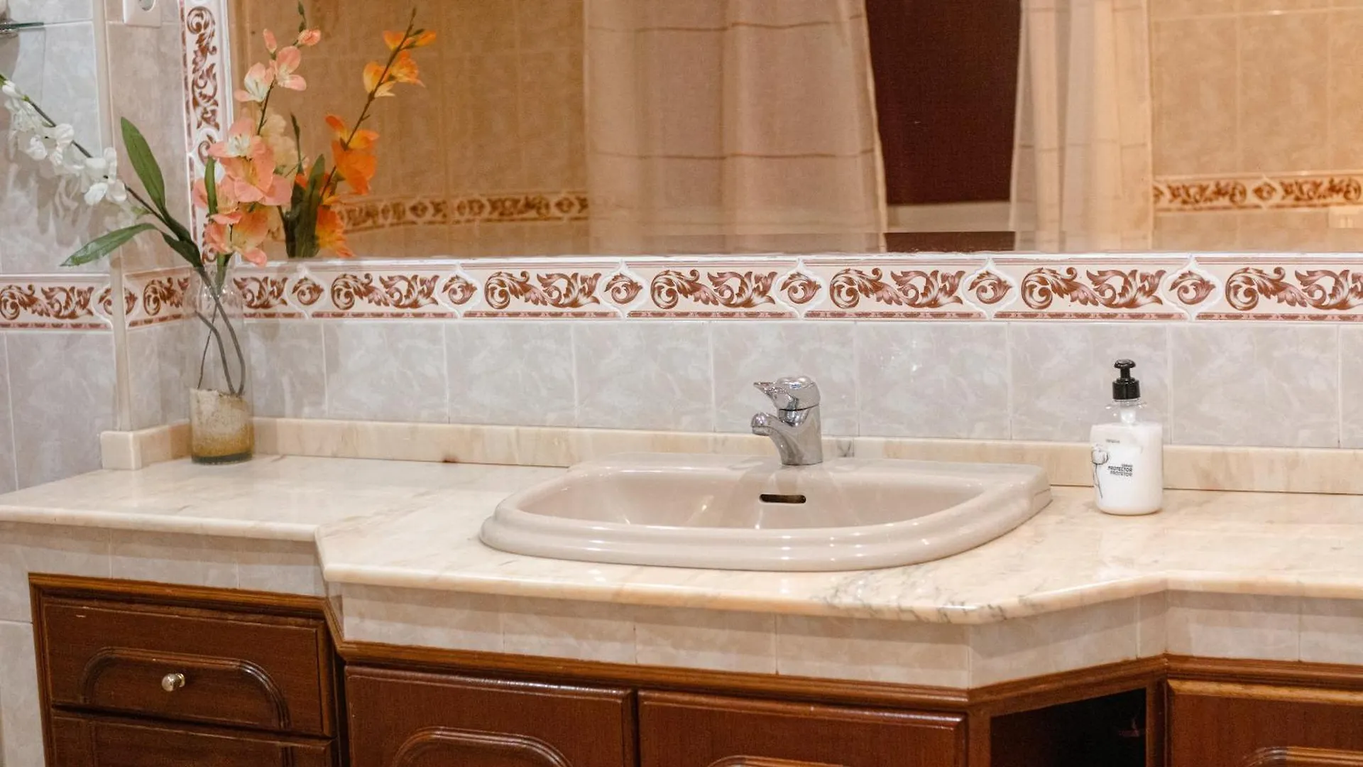 Hostal Habitaciones & Suites Don Pepin Màlaga