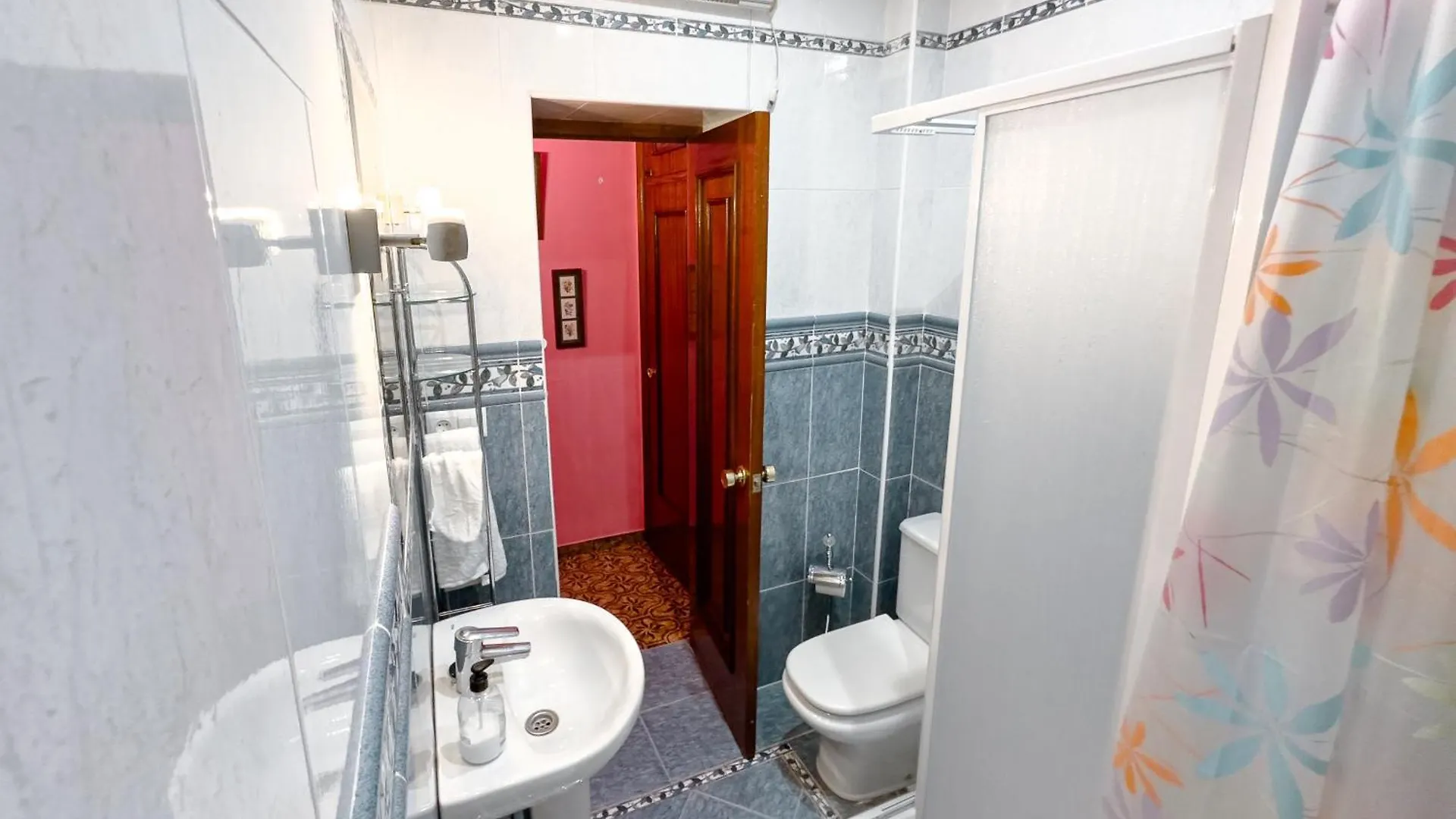 ゲストハウス Hostal Habitaciones & Suites Don Pepin マラガ