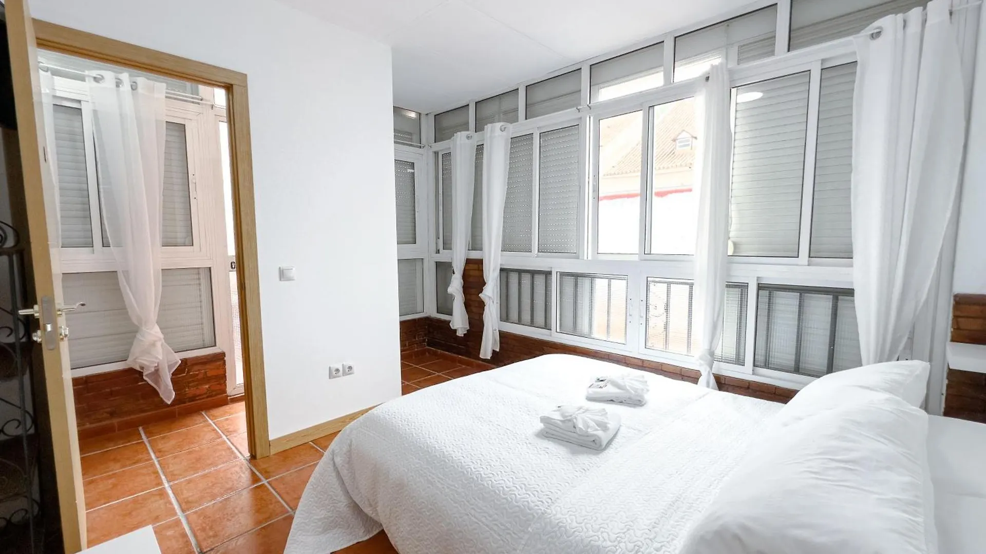 ゲストハウス Hostal Habitaciones & Suites Don Pepin マラガ